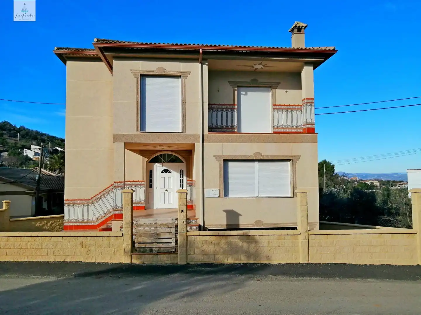 Vista exterior de Casa o xalet en venda en Loja amb Jardí privat, Terrassa i Traster