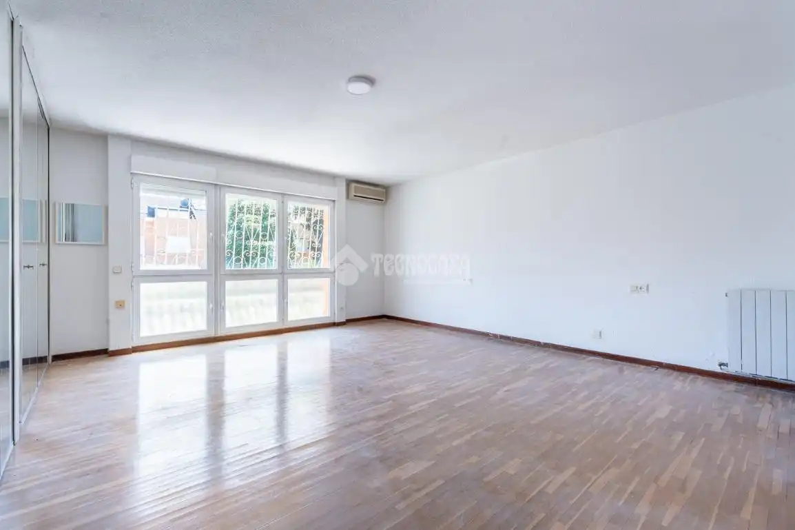 Sala d'estar de Casa adosada en venda en Madrid amb Aire condicionat i Balcó
