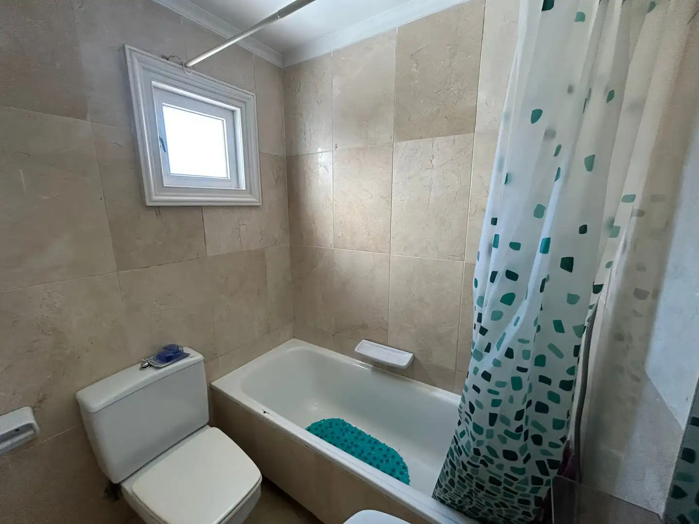 Baño de Estudio de alquiler en Estepona con Aire acondicionado, Terraza y Amueblado