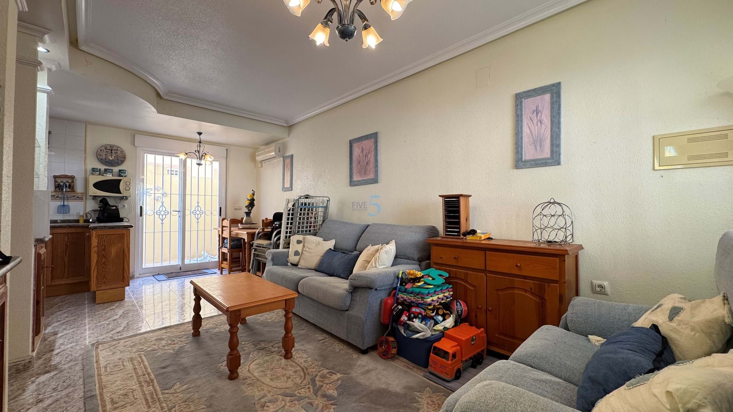 Sala de estar de Casa adosada en venta en Orihuela con Aire acondicionado, Piscina y Amueblado