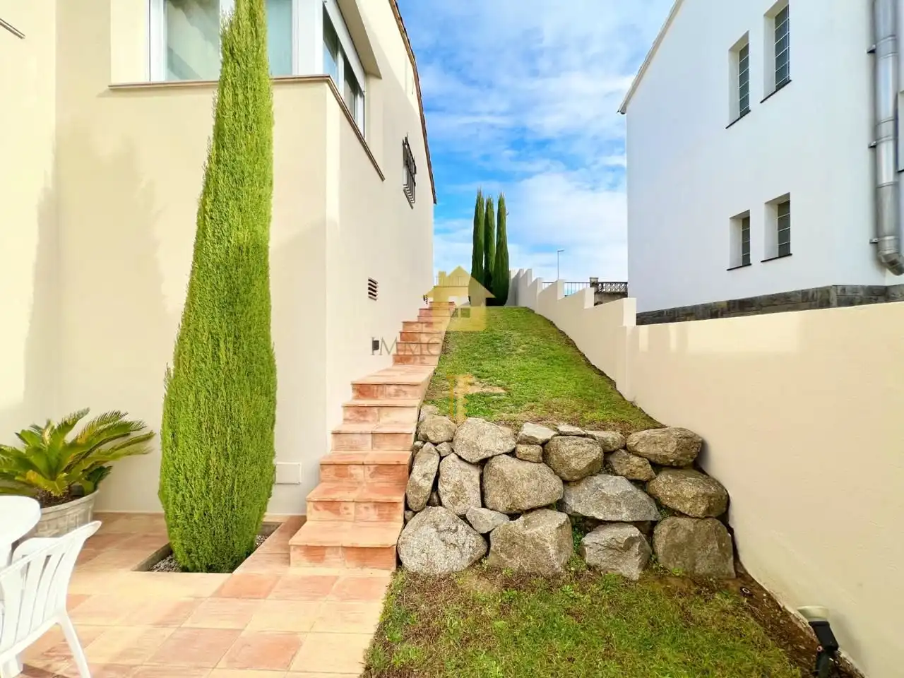 Vista exterior de Casa o xalet en venda en La Bisbal d'Empordà amb Aire condicionat, Jardí privat i Terrassa