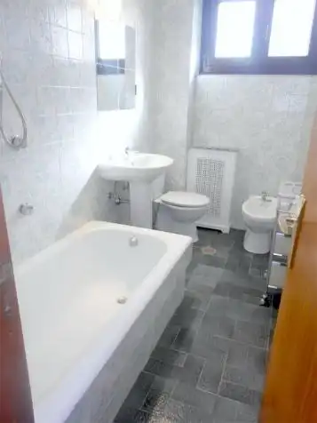 Baño de Piso de alquiler en Oviedo  con Calefacción, Terraza y Amueblado