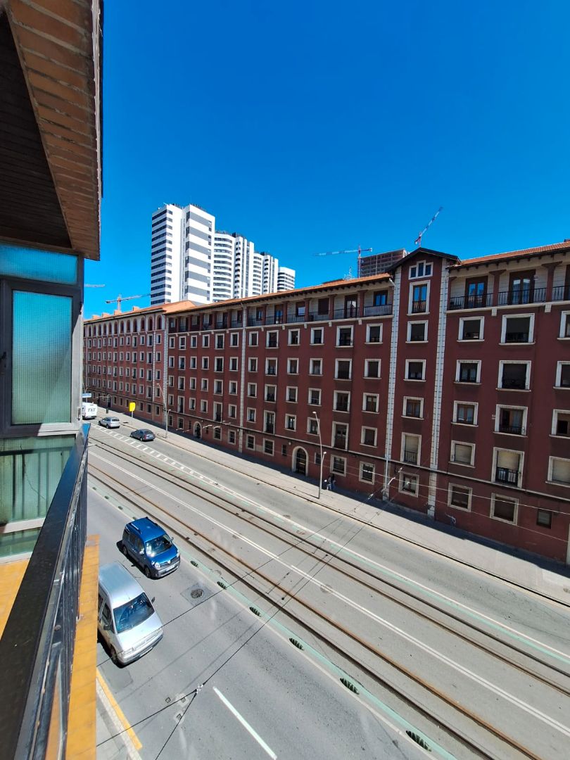 Vista exterior de Pis en venda en Bilbao  amb Forn, Rentadora i Balcó