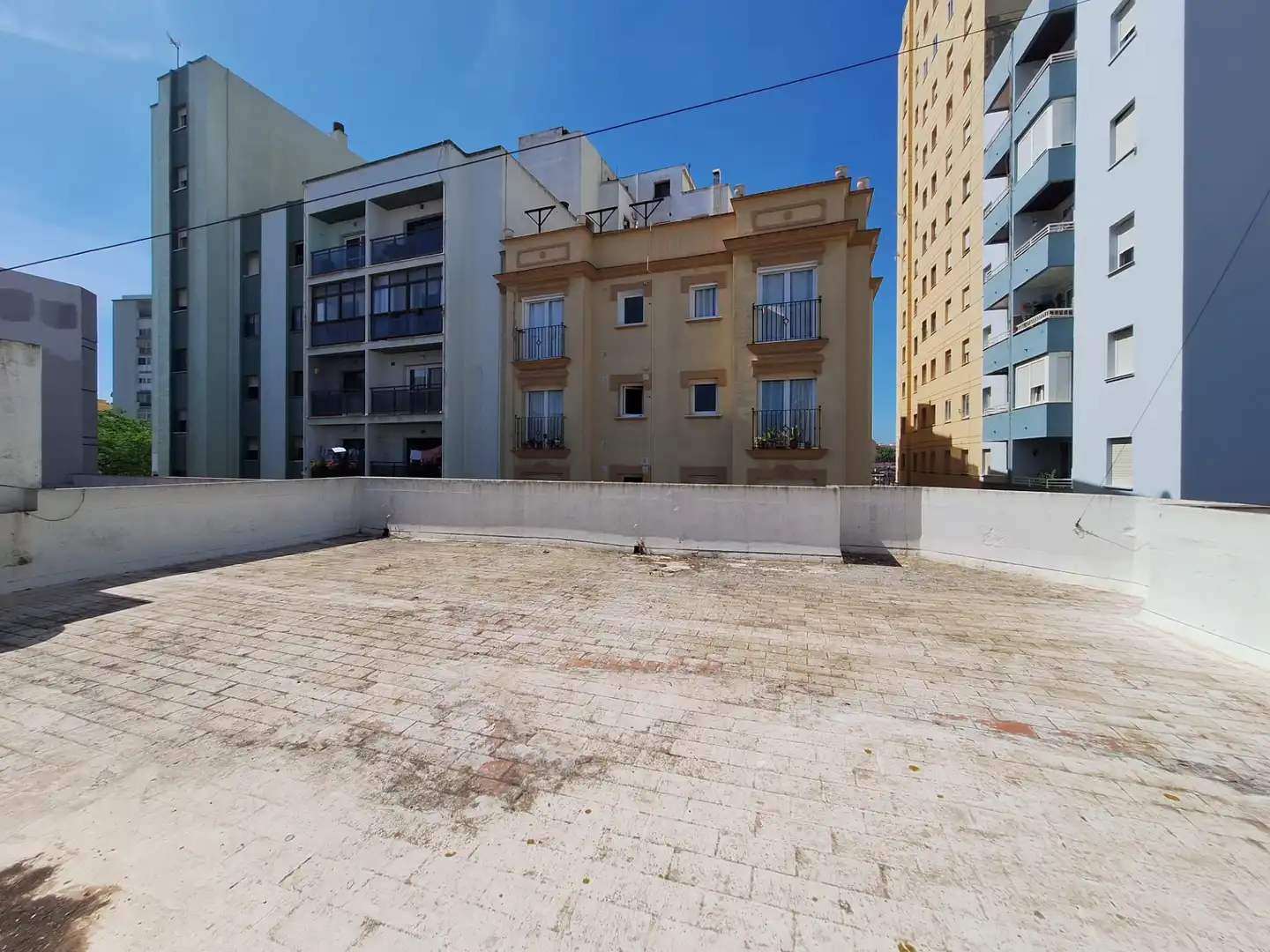 Außenansicht von Gebäude zum Verkauf in La Línea de la Concepción mit Alarm