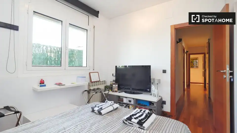 Bedroom of Flat for share in Barcelona  with Air Conditioner, Heating and Furnished