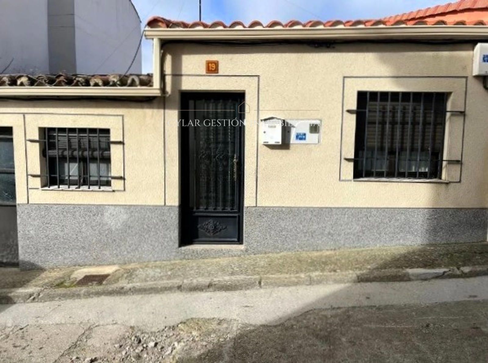 Außenansicht von Einfamilien-Reihenhaus zum Verkauf in Alba de Tormes mit Heizung