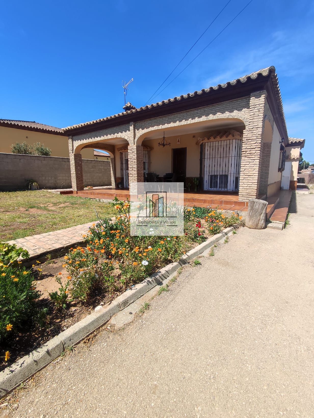 Vista exterior de Casa o xalet en venda en Chiclana de la Frontera amb Aire condicionat, Jardí privat i Terrassa