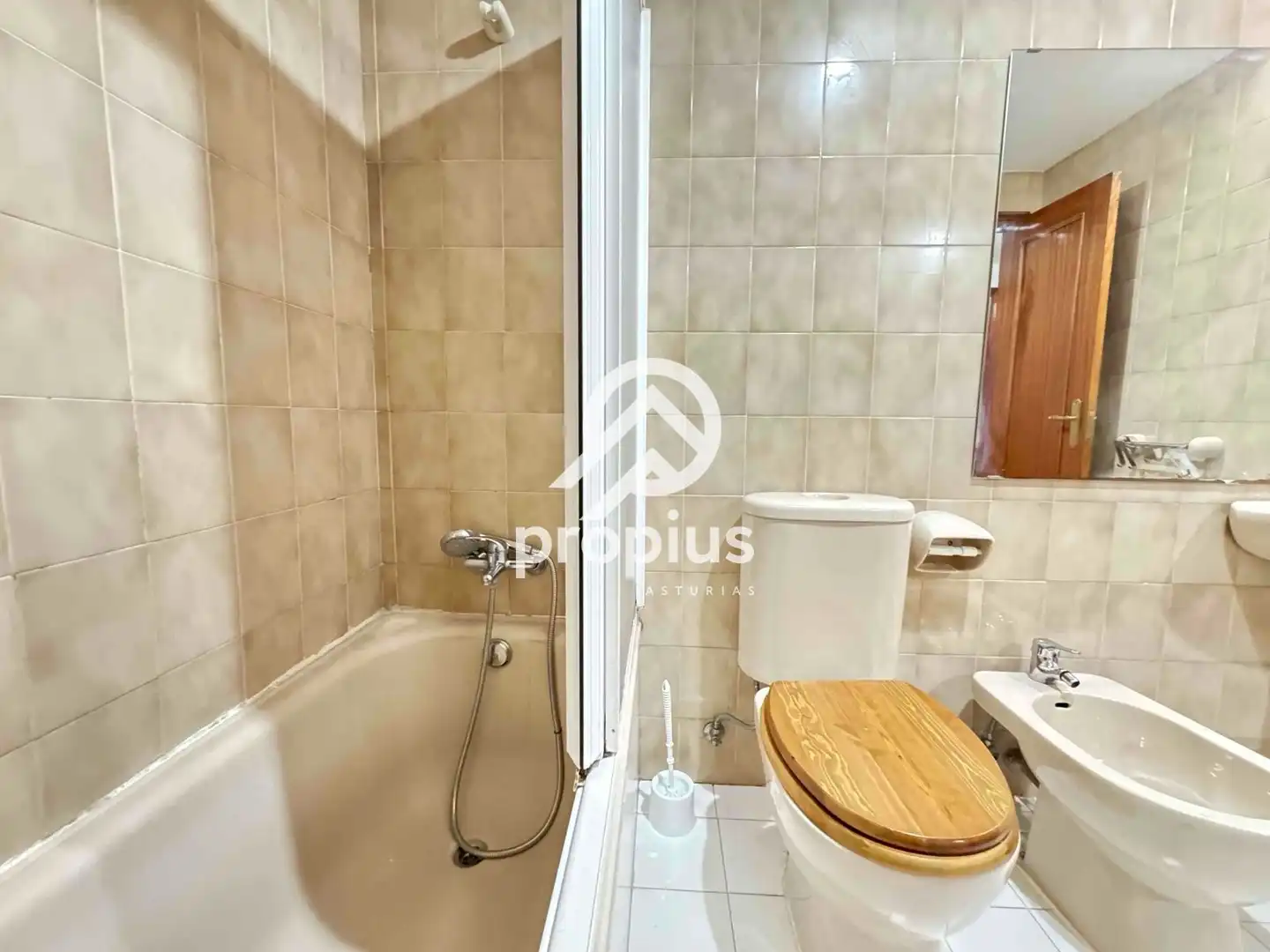 Baño de Piso en venta en Oviedo  con Calefacción, Parquet y Terraza