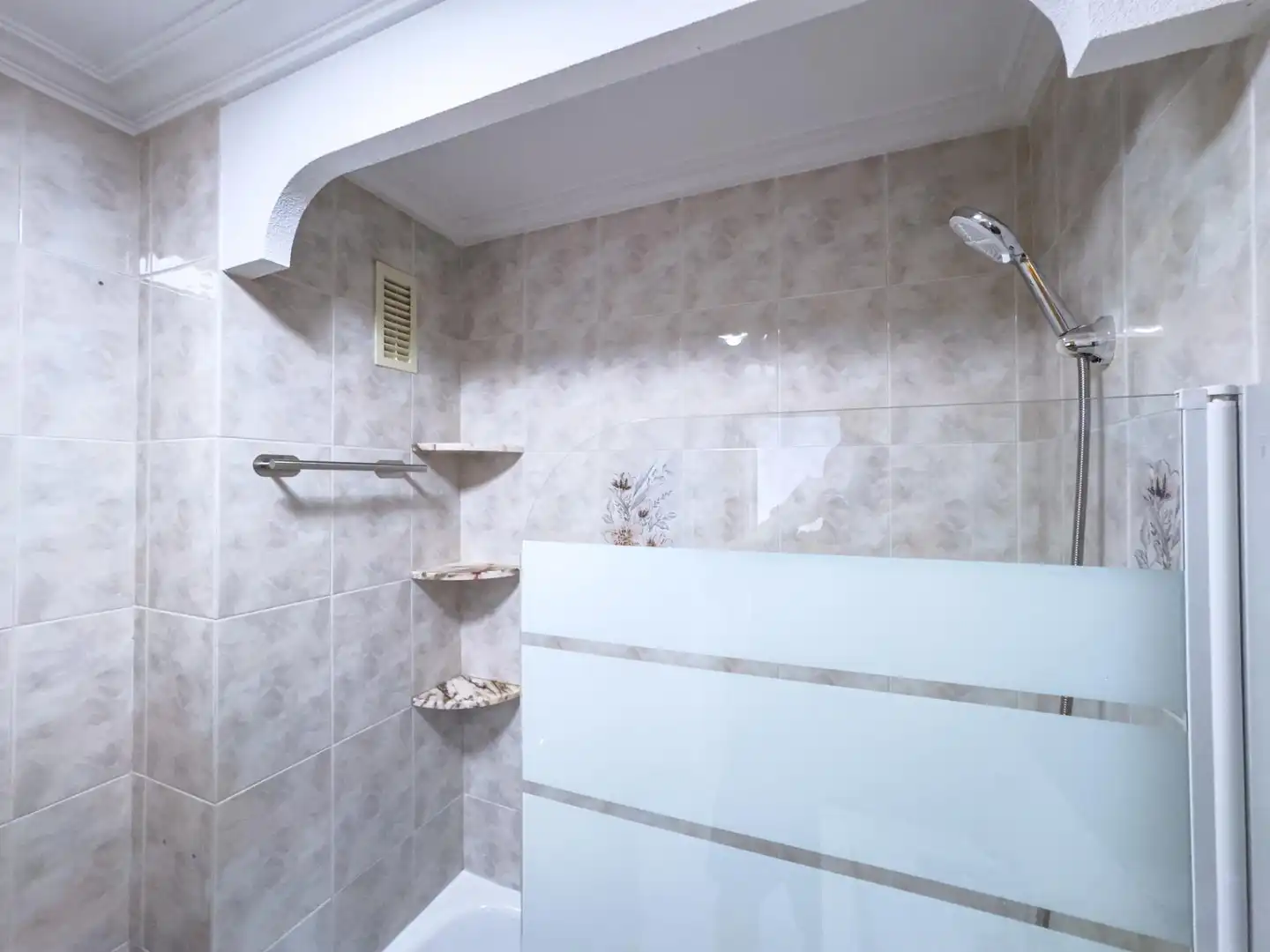 Bany de Apartament de lloguer en Torrevieja amb Aire condicionat, Calefacció i Terrassa