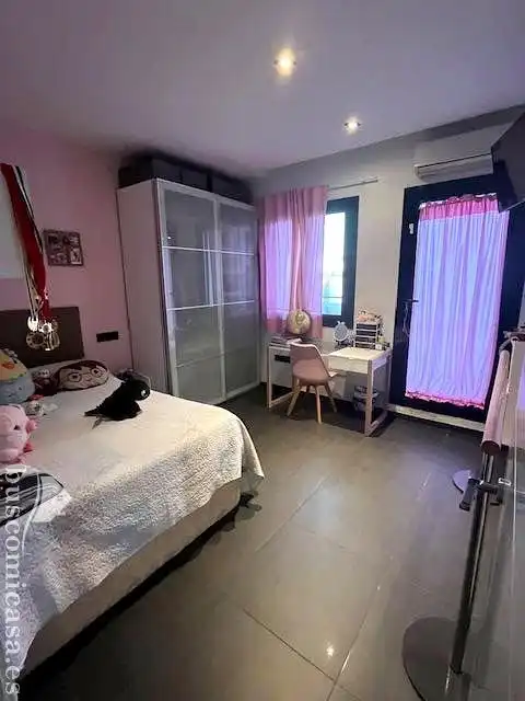 Dormitori de Casa o xalet en venda en Linares amb Jardí privat, Terrassa i Piscina