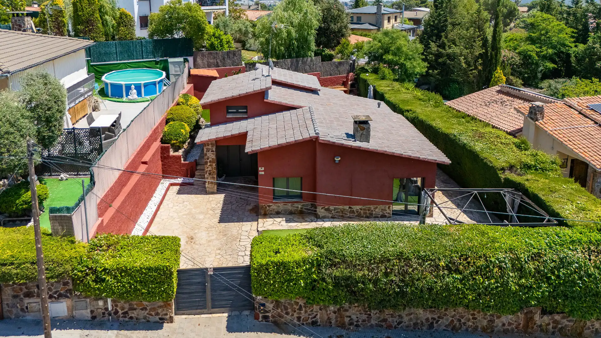 Vista exterior de Casa o xalet en venda en Castellar del Vallès amb Aire condicionat, Calefacció i Jardí privat