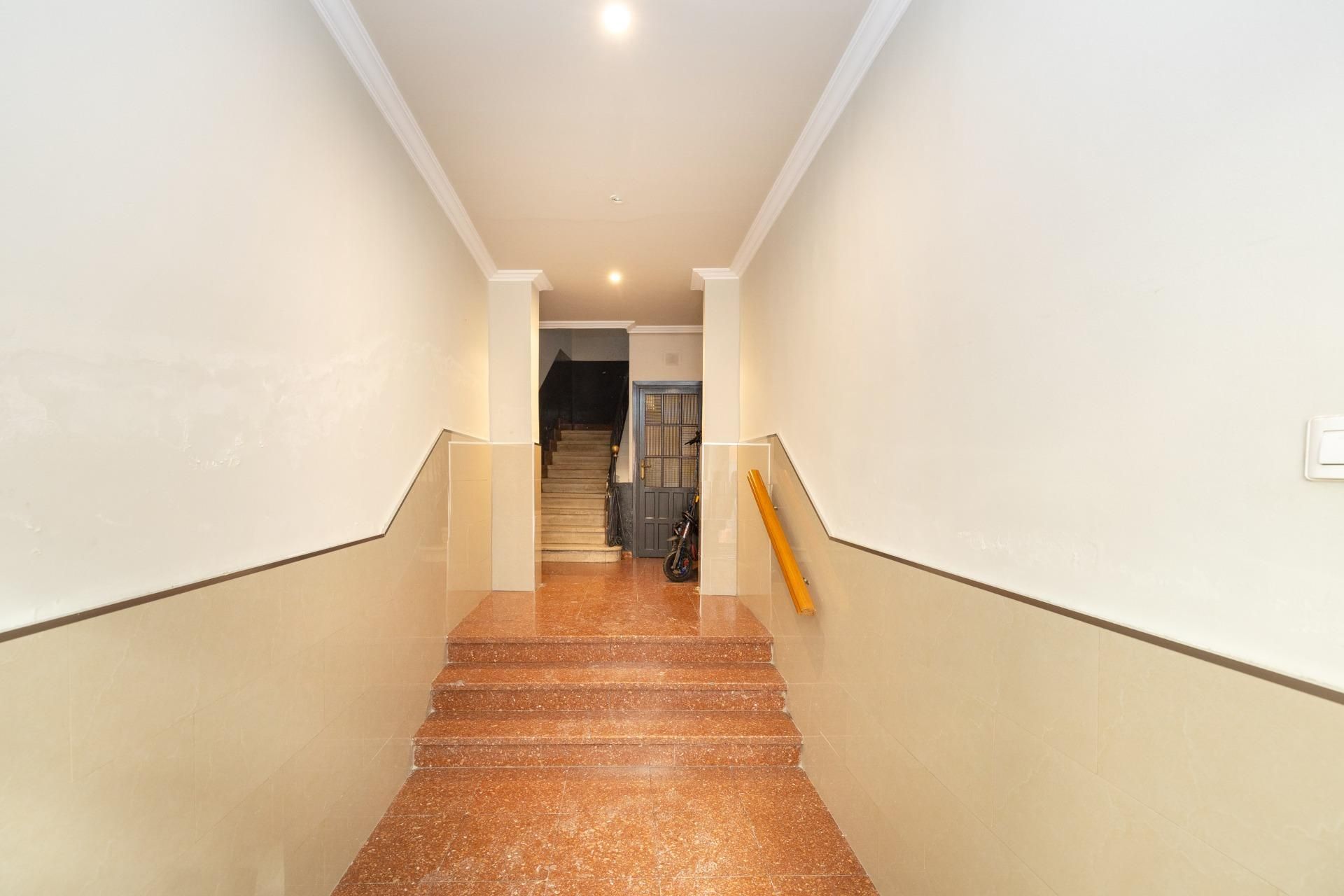 Flat for sale in  Granada Capital  with Air Conditioner, Balcony and Alarm