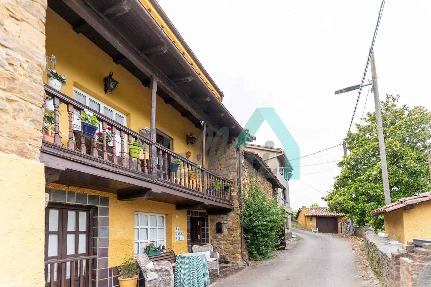 Vista exterior de Casa adosada en venda en Langreo amb Calefacció, Jardí privat i Parquet