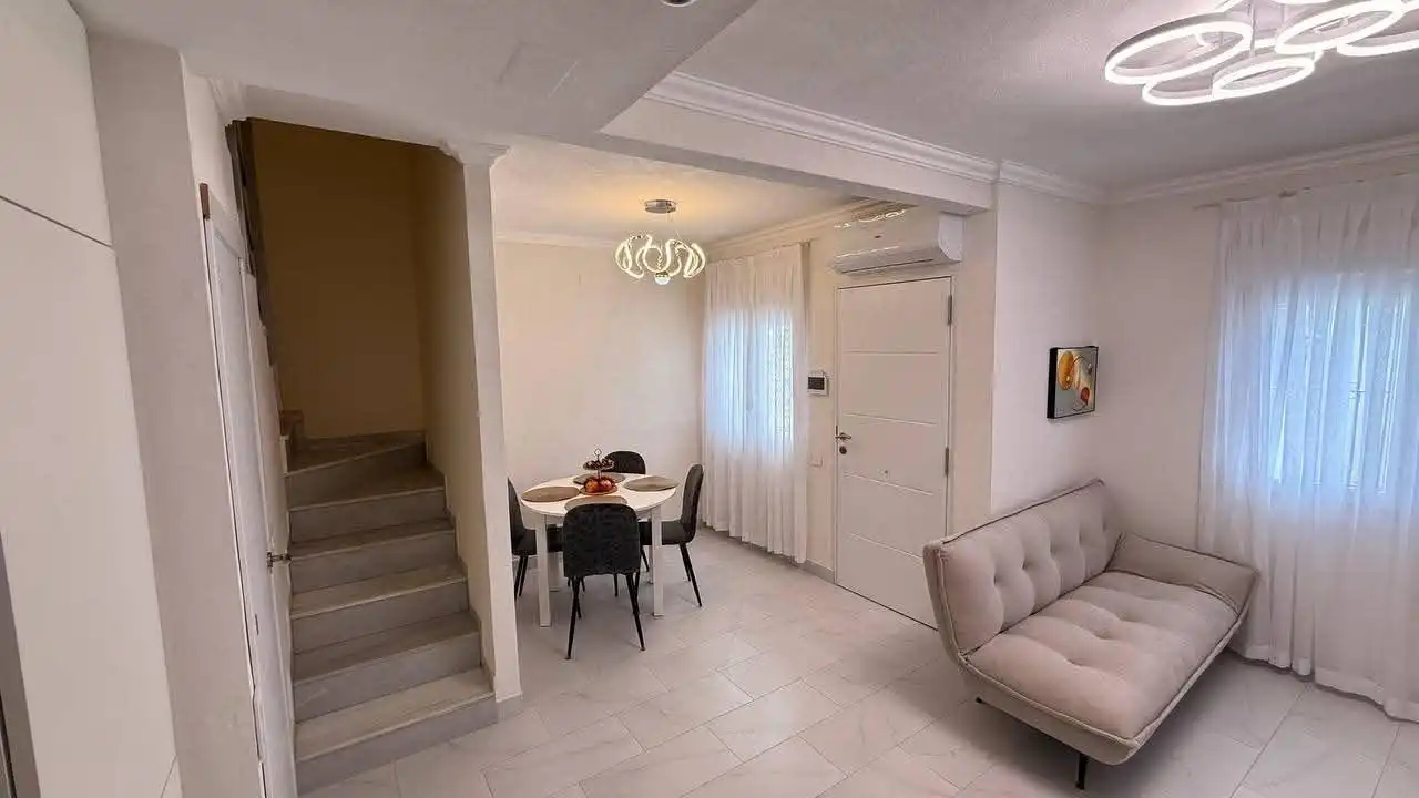 Sala d'estar de Casa adosada en venda en Torrevieja amb Aire condicionat, Terrassa i Moblat