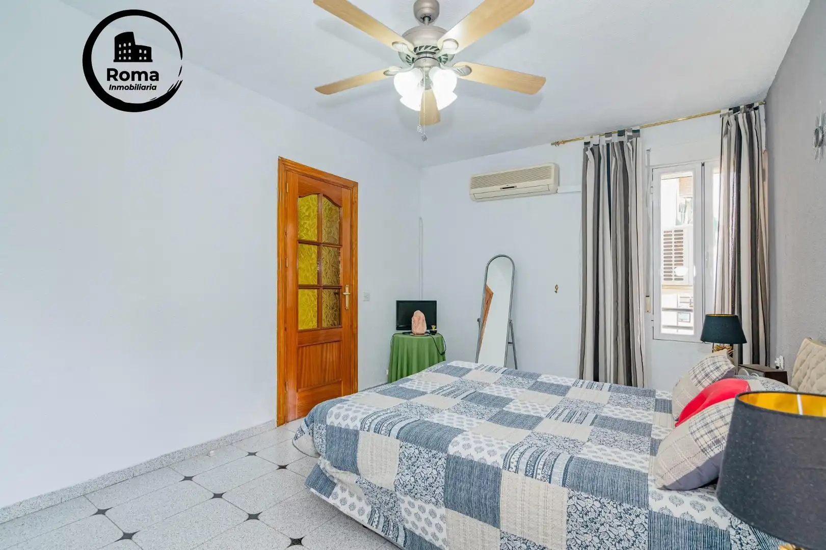 Bedroom of Flat for sale in Granada  with Air Conditioner, Terrace and Storage room
