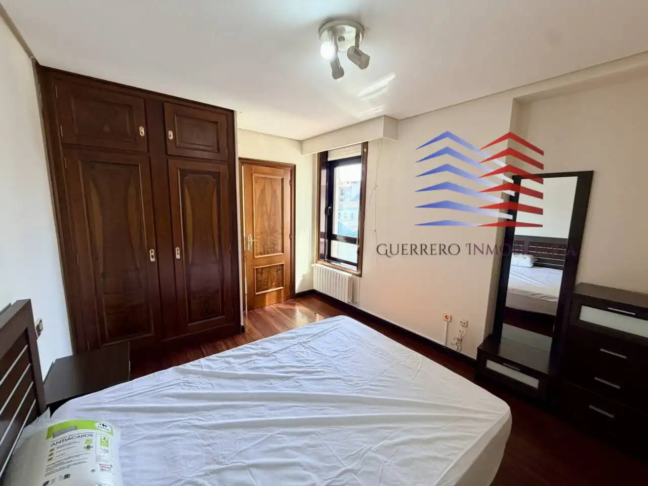 Schlafzimmer von Wohnungen zur Miete in Ourense Capital  mit Heizung, Parkett und Möbliert
