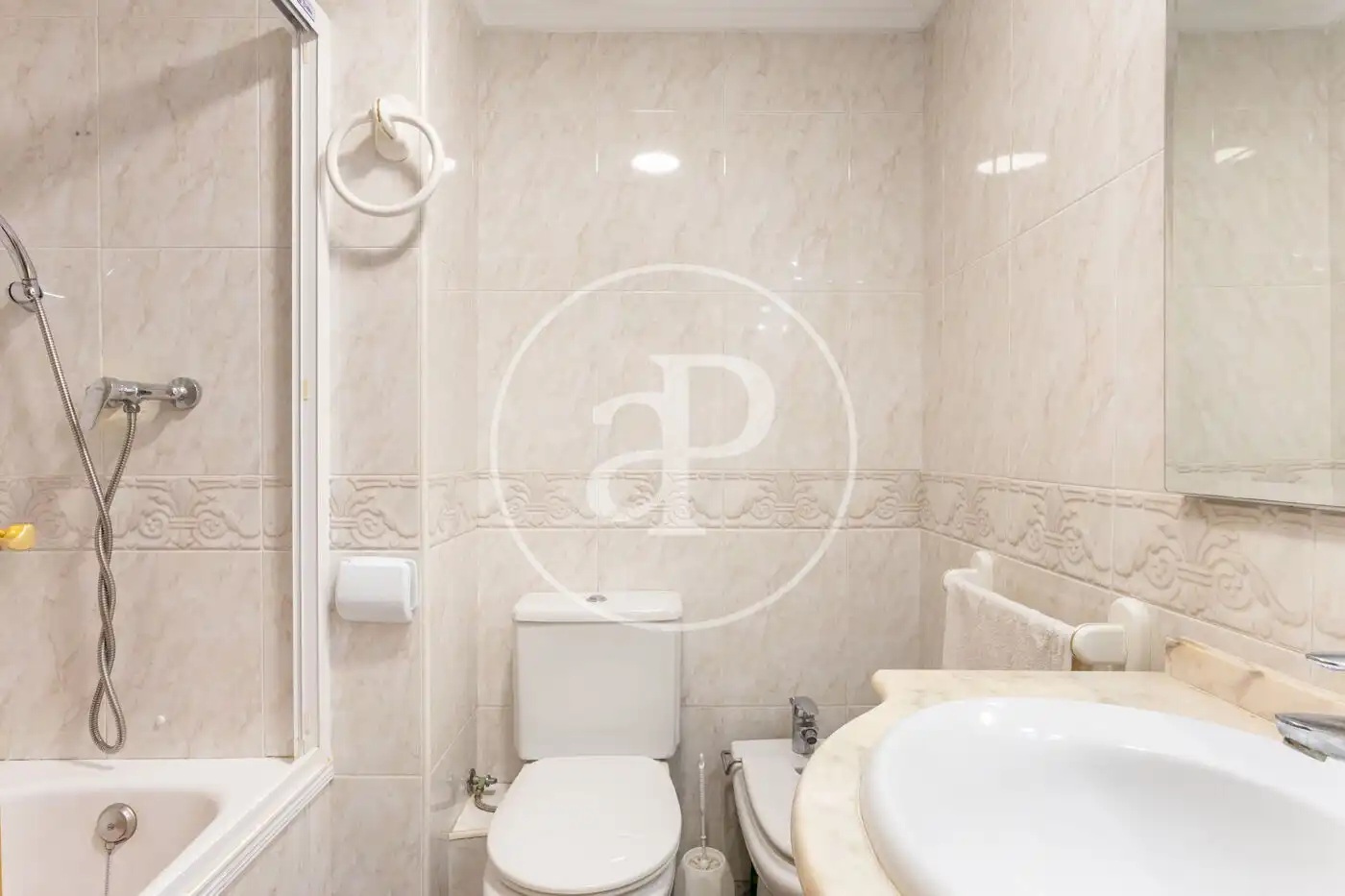 Baño de Piso en venta en Valencia con Calefacción y Amueblado