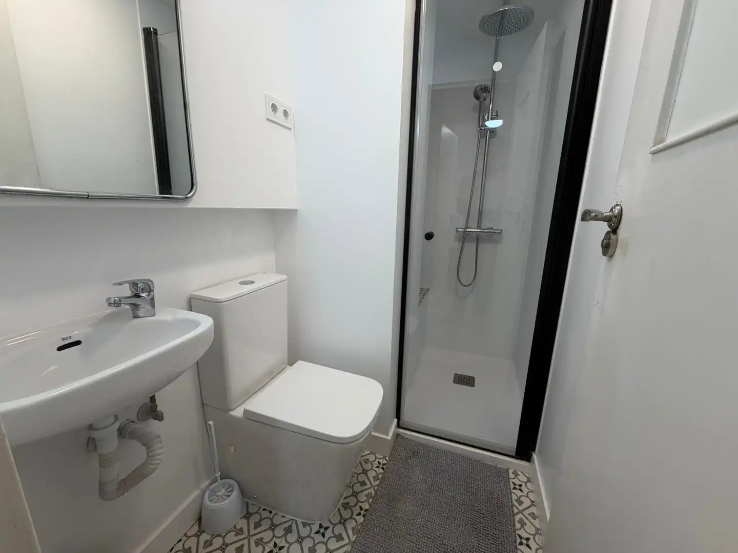 Bathroom of Flat for share in Madrid  with Heating, Furnished and Washing machine