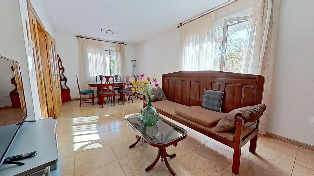Sala d'estar de Casa adosada en venda en Santiuste de San Juan Bautista amb Calefacció, Jardí privat i Moblat