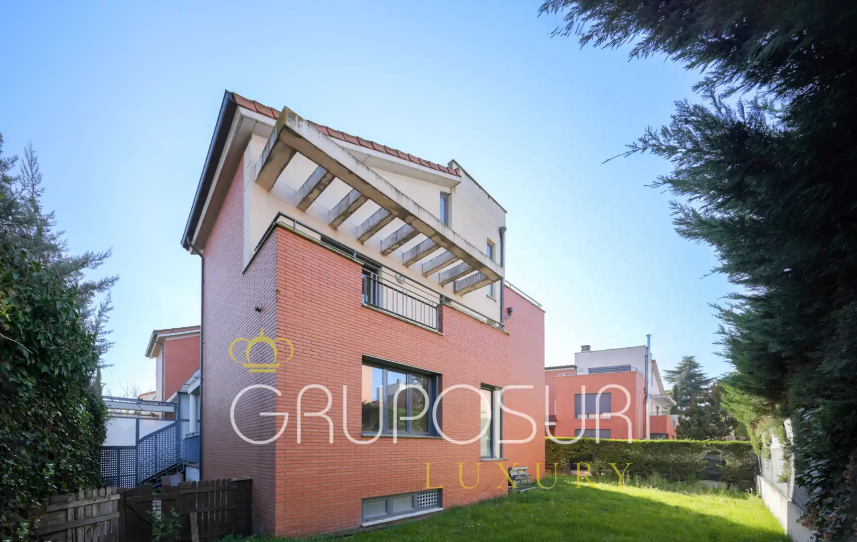 Vista exterior de Casa adosada en venda en Valladolid amb Calefacció, Jardí privat i Parquet