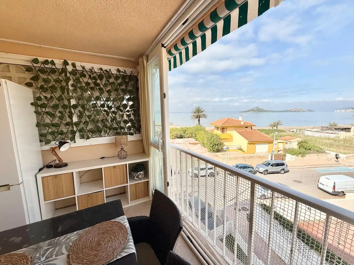 Terraza de Apartamento de alquiler en La Manga del Mar Menor con Aire acondicionado, Calefacción y Piscina