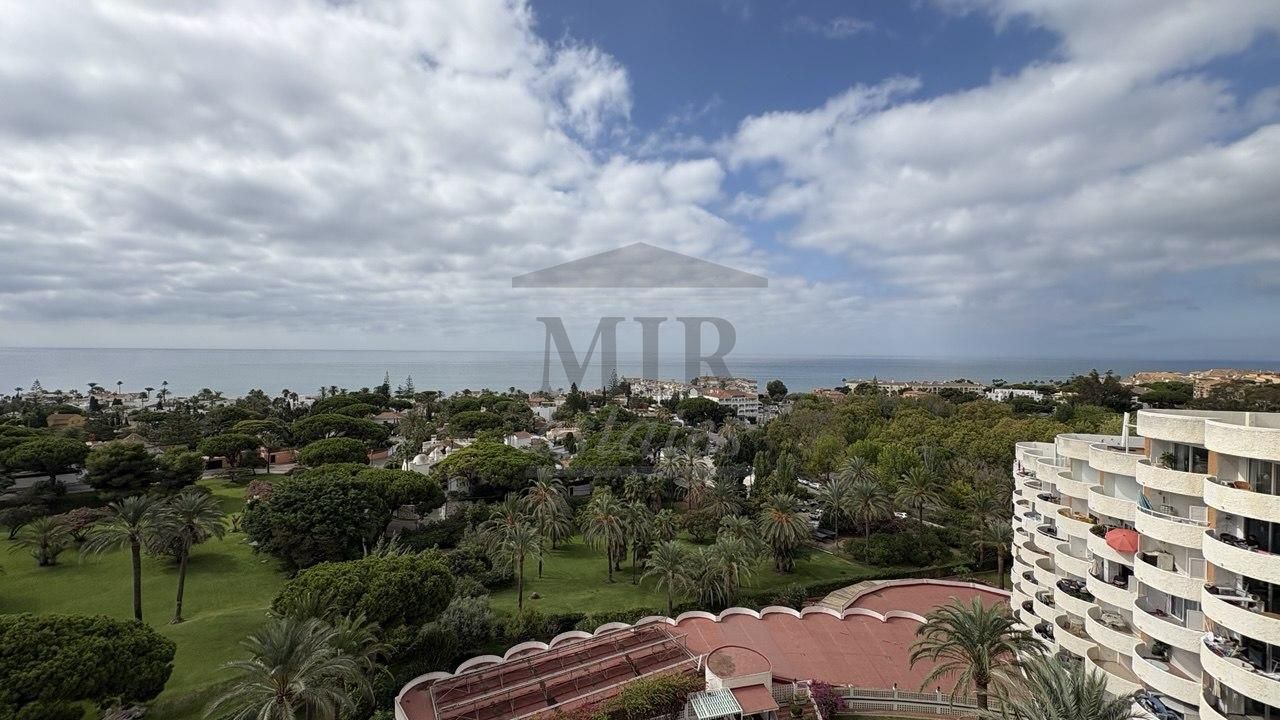 Vista exterior de Pis en venda en Marbella amb Terrassa i Piscina comunitària