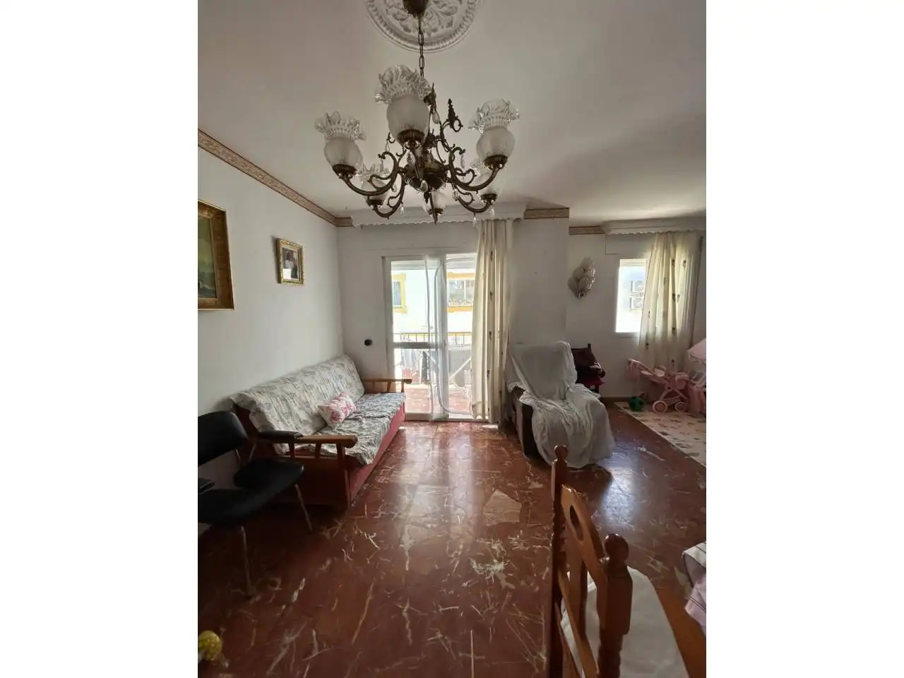 Wohnzimmer von Einfamilien-Reihenhaus zum Verkauf in Estepona mit Klimaanlage und Terrasse