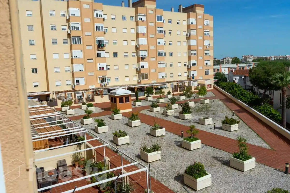 Außenansicht von Wohnung zur Miete in Sevilla mit Klimaanlage, Heizung und Terrasse