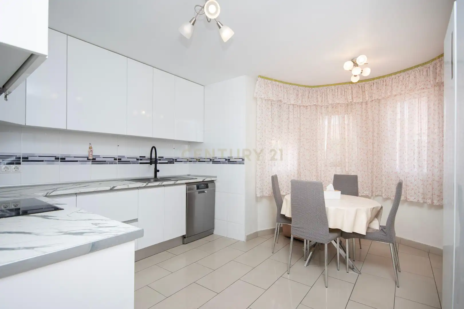 Cocina de Casa adosada en venta en Alicante / Alacant con Aire acondicionado, Balcón y Piscina comunitaria