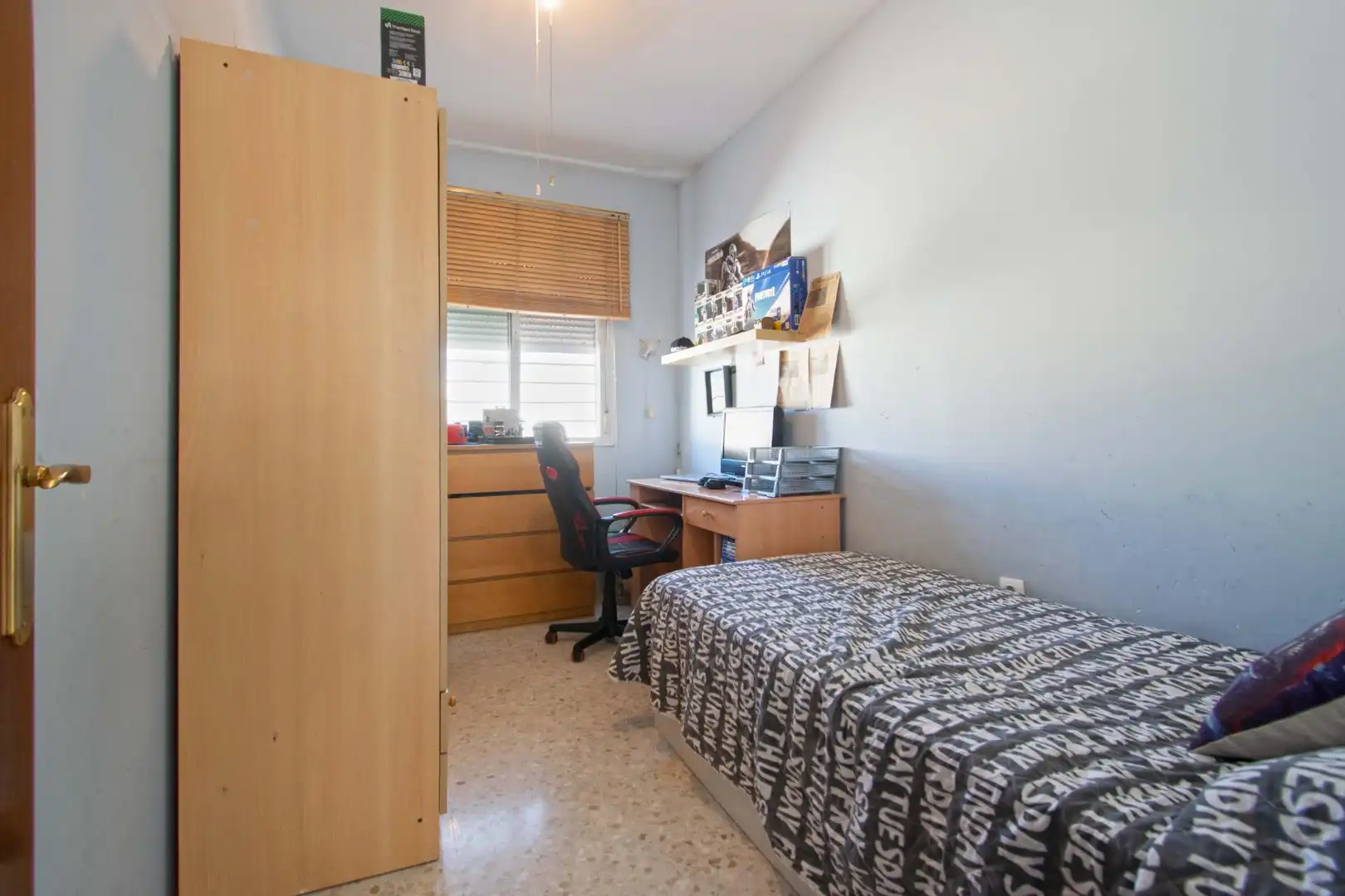 Schlafzimmer von Einfamilien-Reihenhaus zum Verkauf in Bormujos mit Klimaanlage und Terrasse