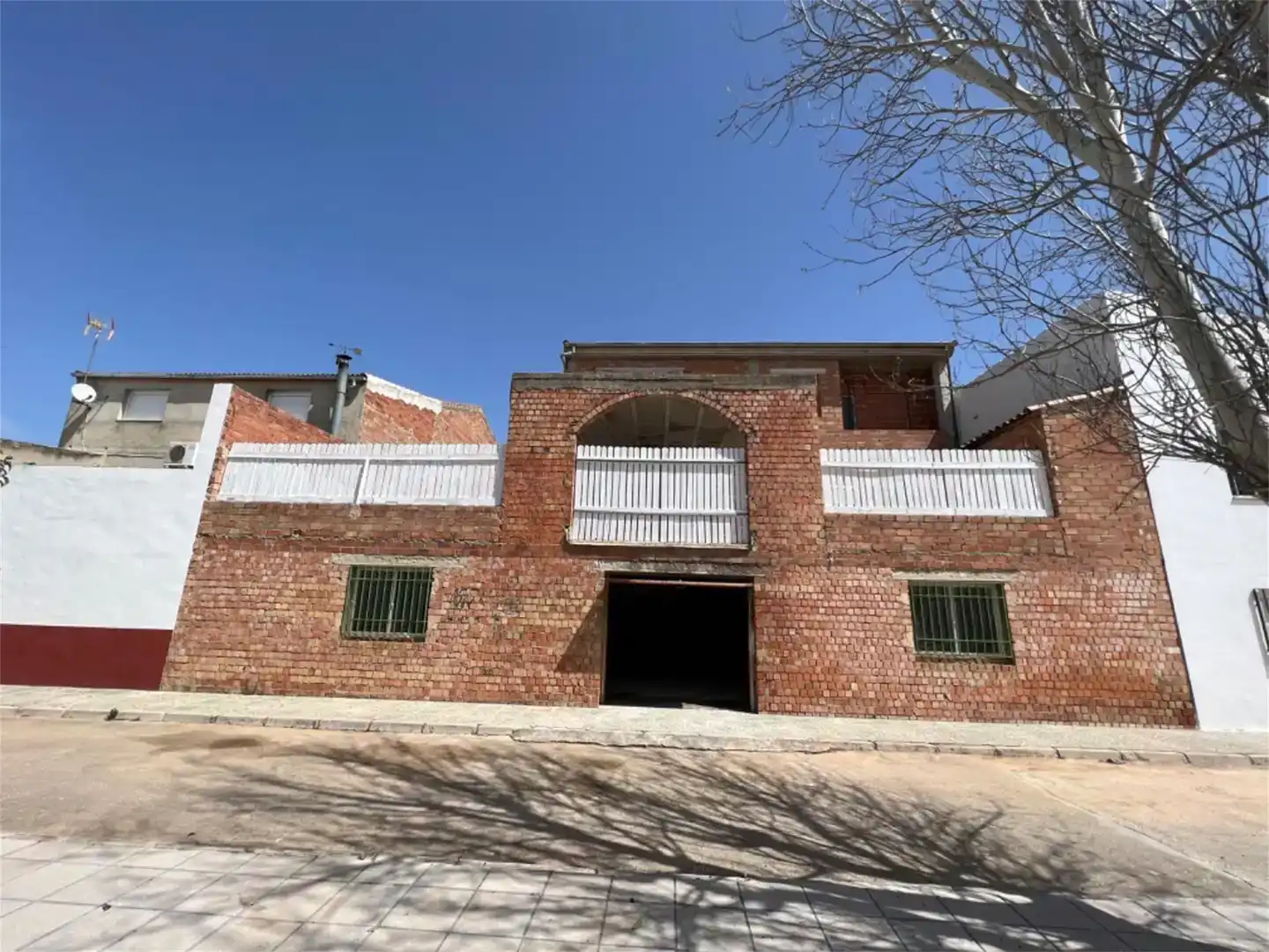 Vista exterior de Casa adosada en venda en Begíjar amb Jardí privat, Traster i Piscina