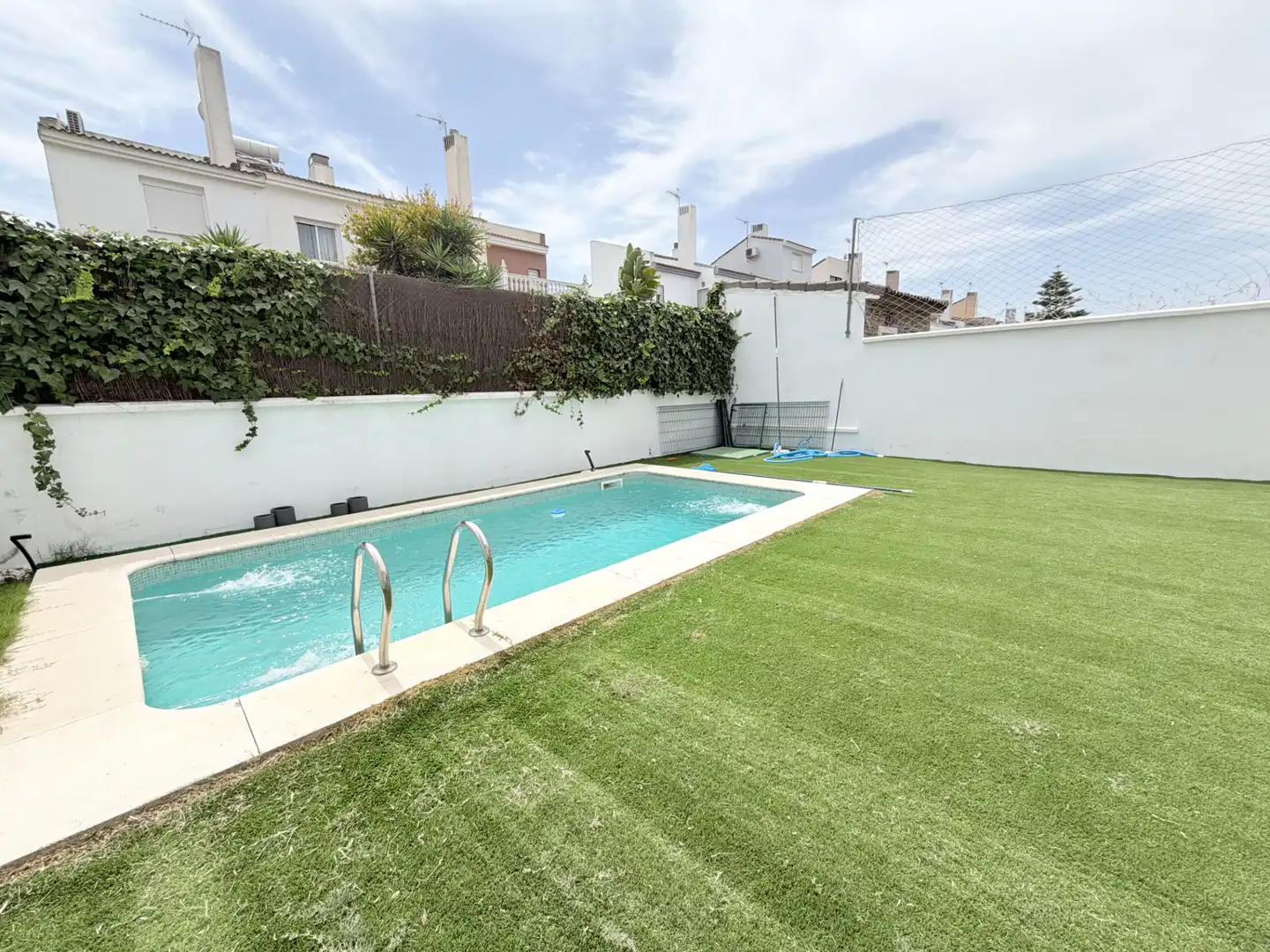Piscina de Casa adosada en venta en Espartinas con Aire acondicionado, Jardín privado y Parquet