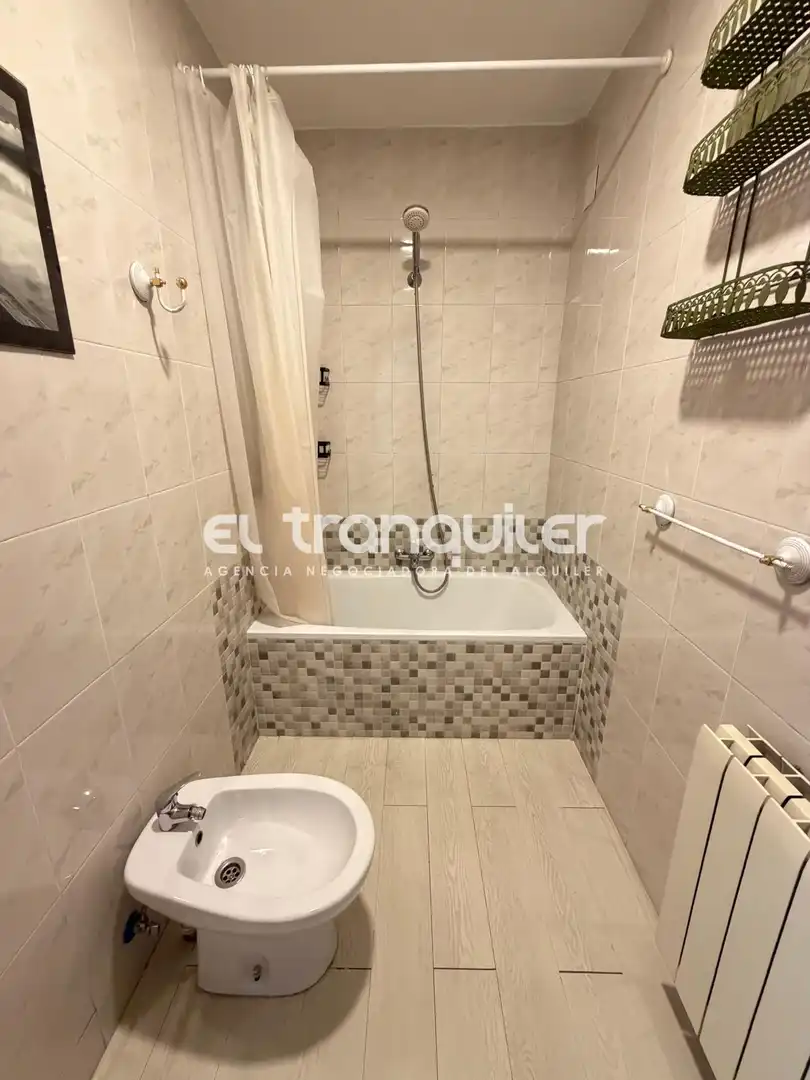 Baño de Piso de alquiler en Madrid con Aire acondicionado, Terraza y Amueblado
