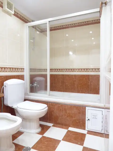 Baño de Piso de alquiler en Málaga con Aire acondicionado, Terraza y Horno