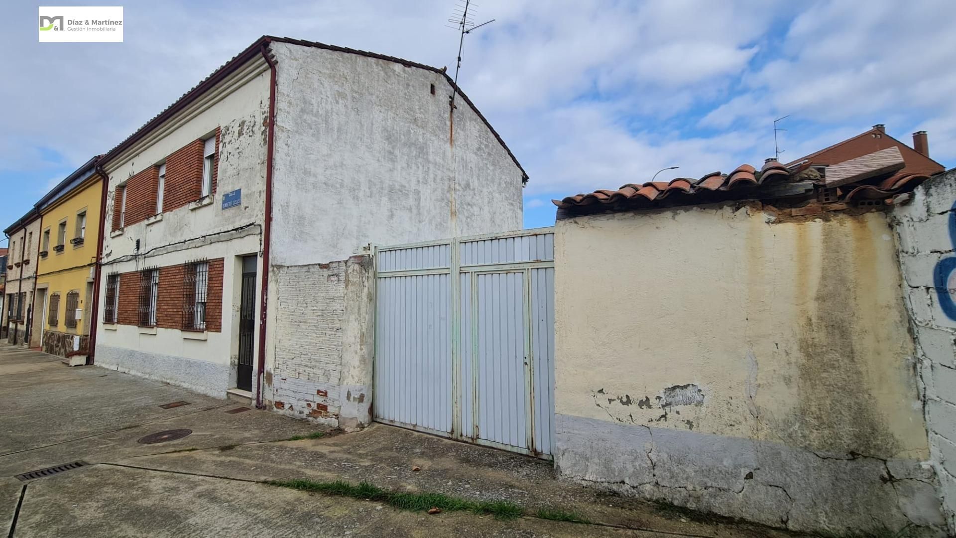 Exterior view of House or chalet for sale in León Capital 
