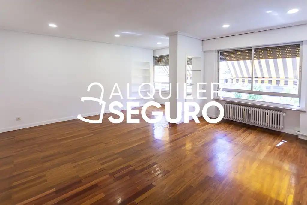Flat with lift to rent in Menendez Pidal