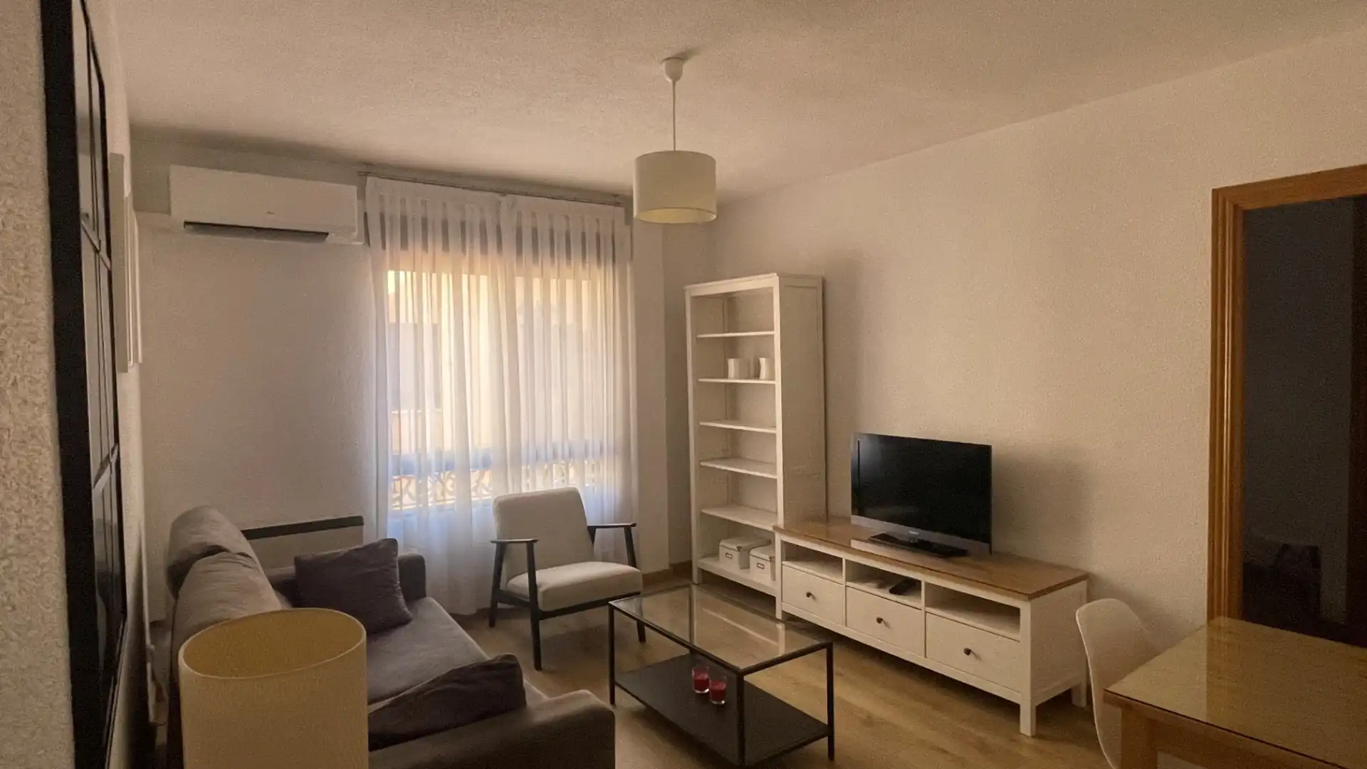 Sala d'estar de Apartament de lloguer en Alcalá de Henares amb Aire condicionat, Calefacció i Moblat