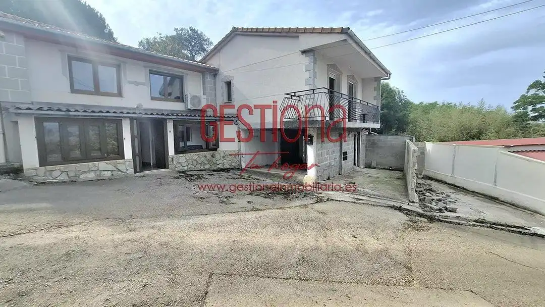 Vista exterior de Casa adosada en venta en Medio Cudeyo con Jardín privado, Terraza y Balcón