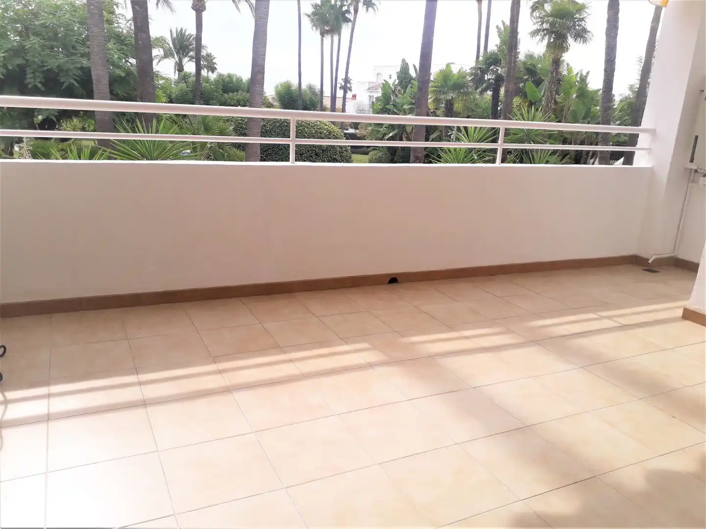 Terrasse von Wohnung zum Verkauf in Estepona mit Klimaanlage, Privatgarten und Terrasse