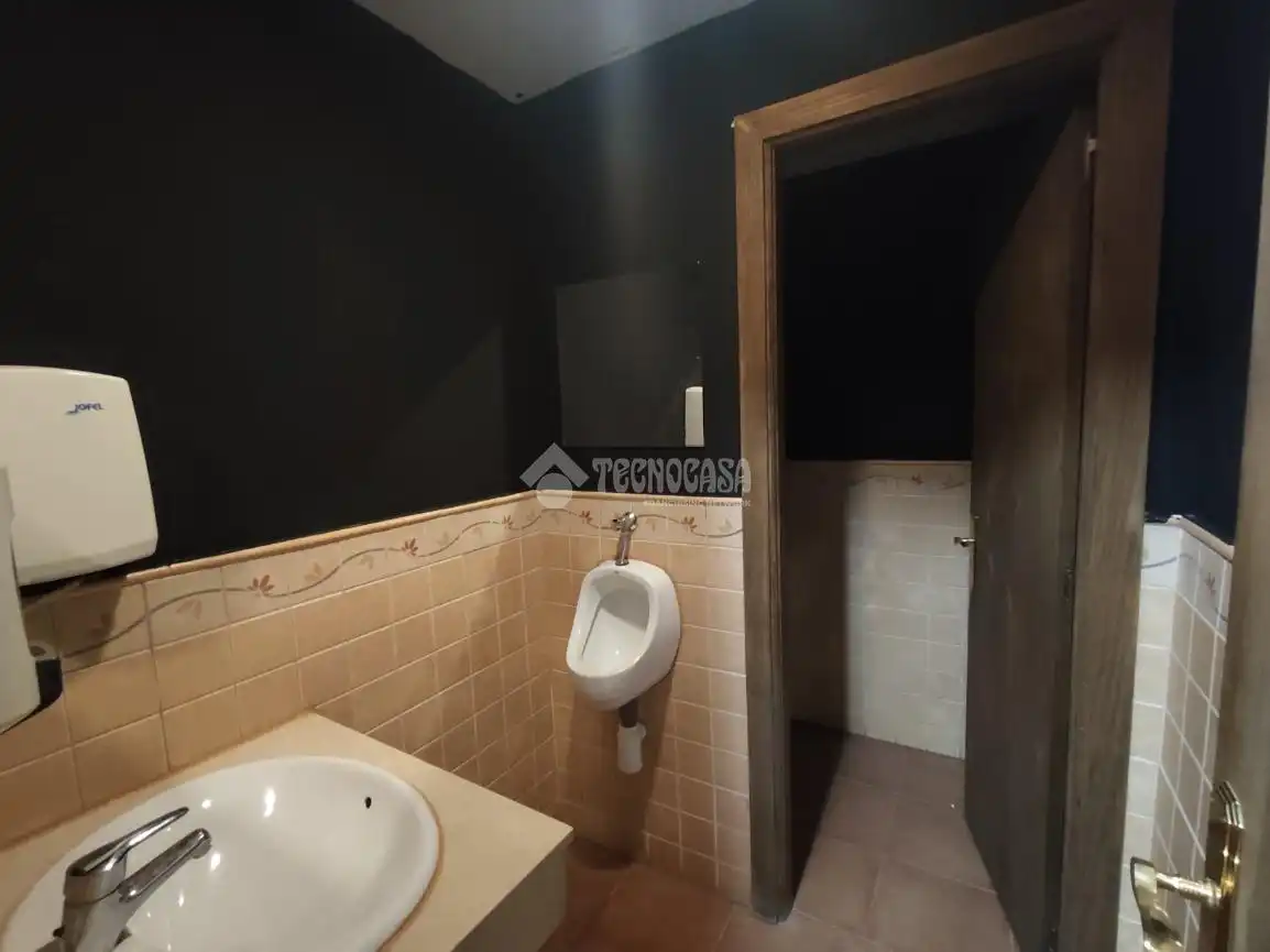 Bany de Local en venda en Velilla de San Antonio amb Aire condicionat, Calefacció i Terrassa
