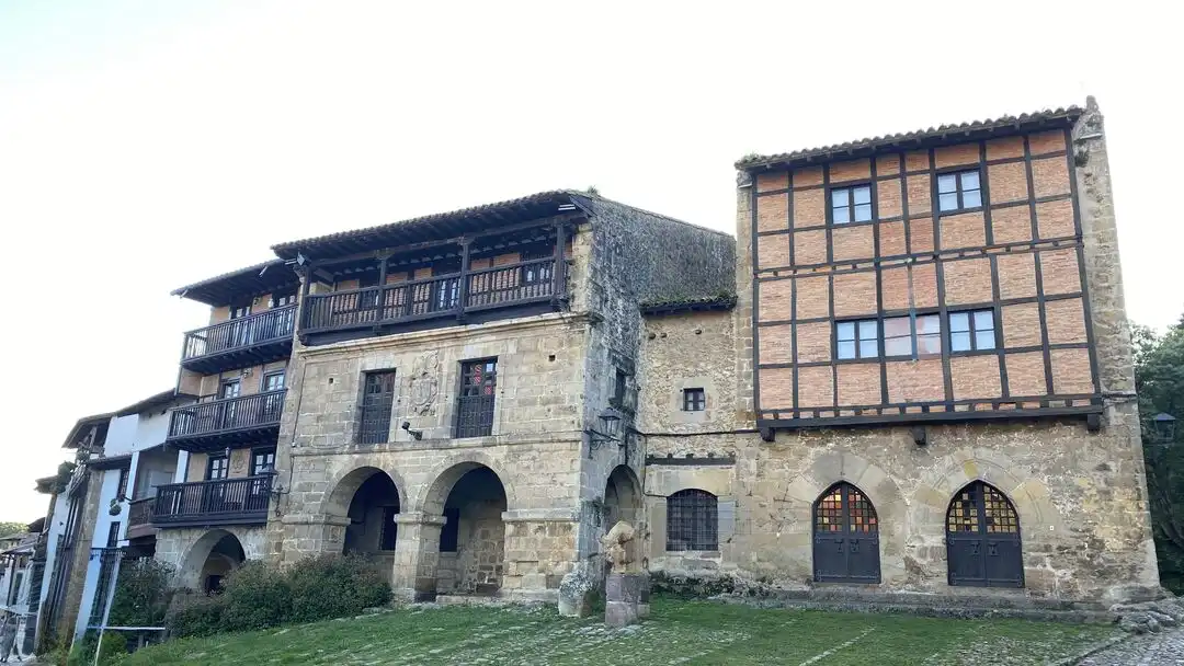 Vista exterior de Dúplex en venta en Santillana del Mar