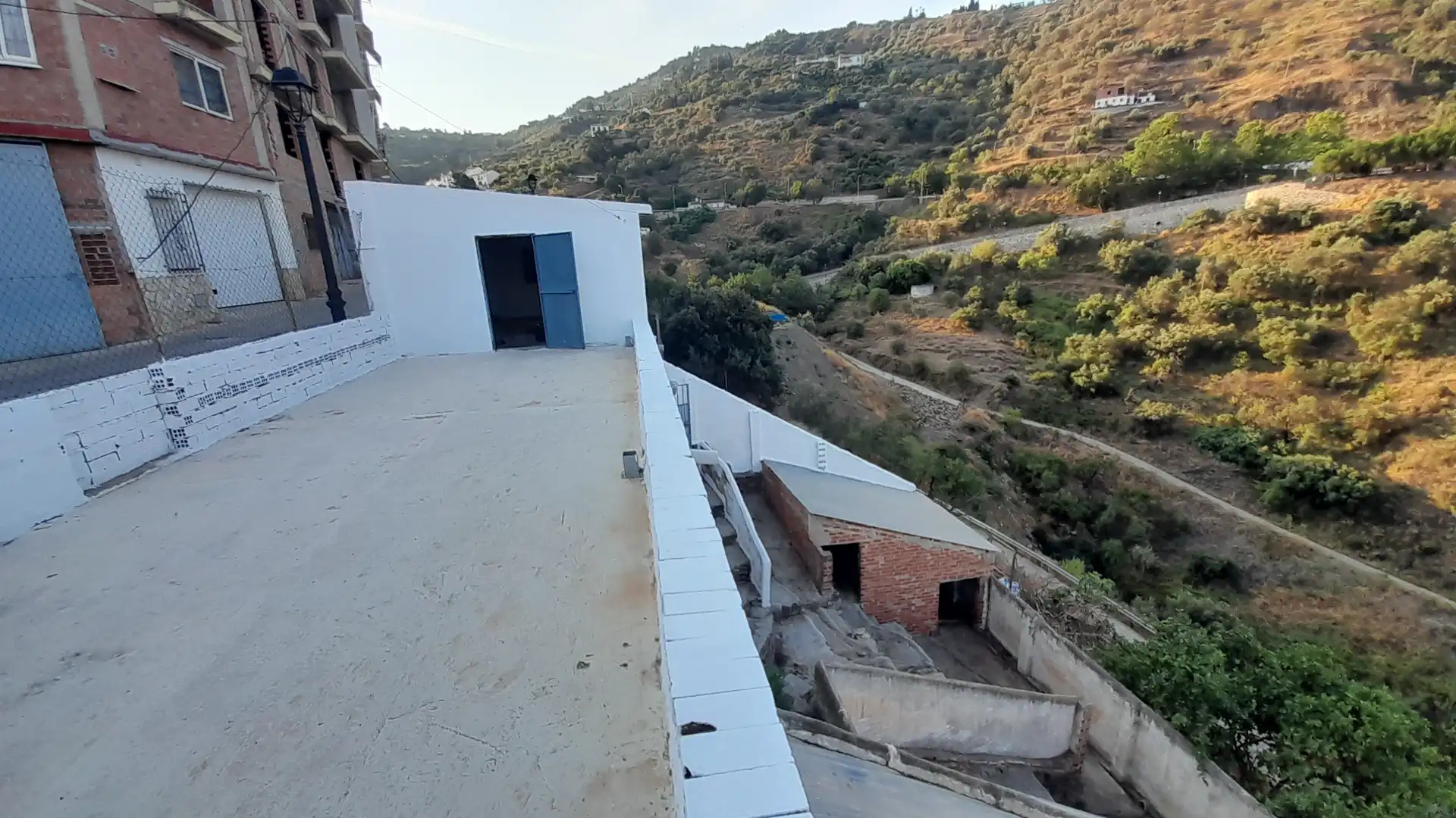 Vista exterior de Nau industrial de lloguer en Sayalonga