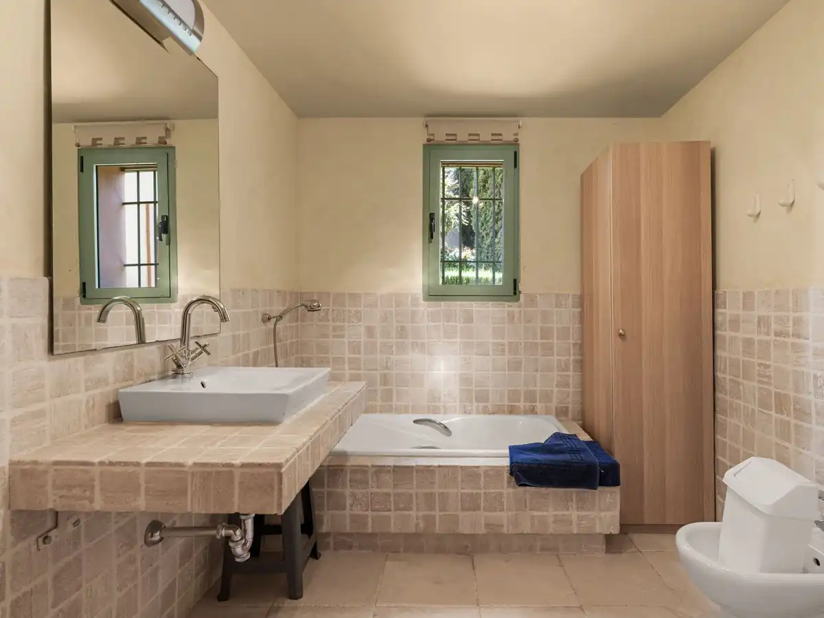 Bathroom of Ground floor for sale in Benahavís  with Air Conditioner, Private garden and Terrace