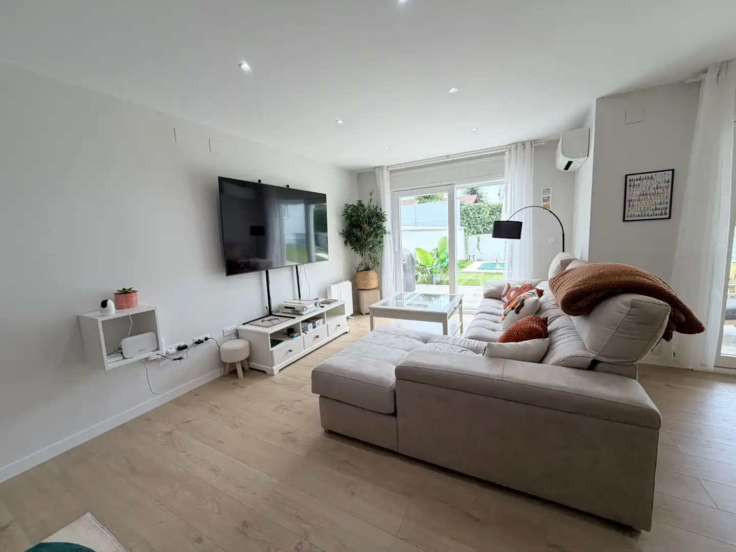 Sala de estar de Casa adosada en venta en Espartinas con Aire acondicionado, Jardín privado y Parquet