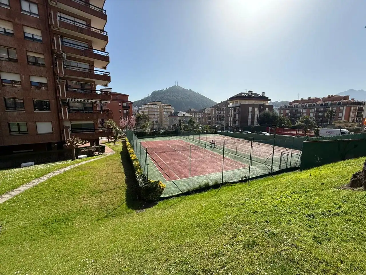 Vista exterior de Pis en venda en Castro-Urdiales amb Calefacció, Parquet i Terrassa