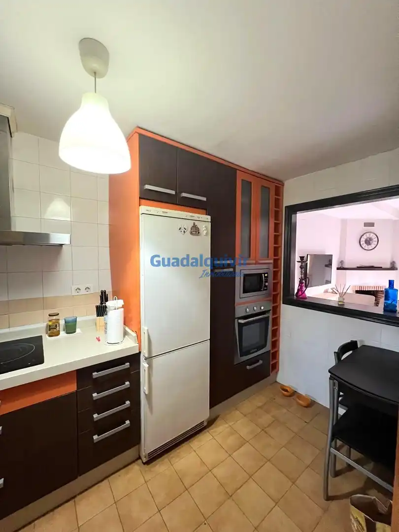 Cuina de Casa adosada en venda en Alcalá de Guadaira amb Jardí privat, Terrassa i Traster
