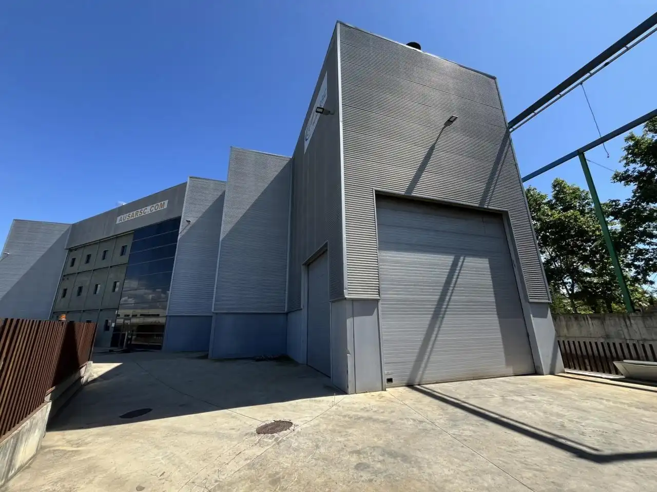 Vista exterior de Nave industrial en venta en Manlleu con Alarma