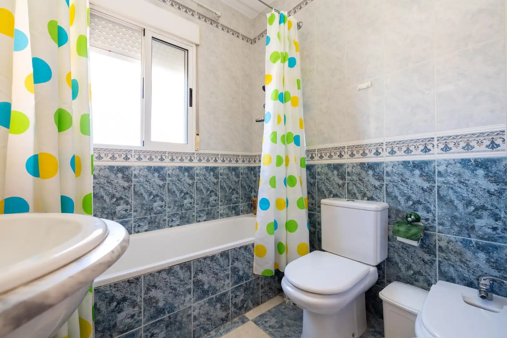 Baño de Casa o chalet en venta en Cúllar Vega con Aire acondicionado, Calefacción y Jardín privado