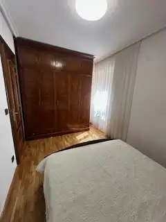 Dormitori de Apartament de lloguer en León Capital  amb Calefacció, Parquet i Terrassa