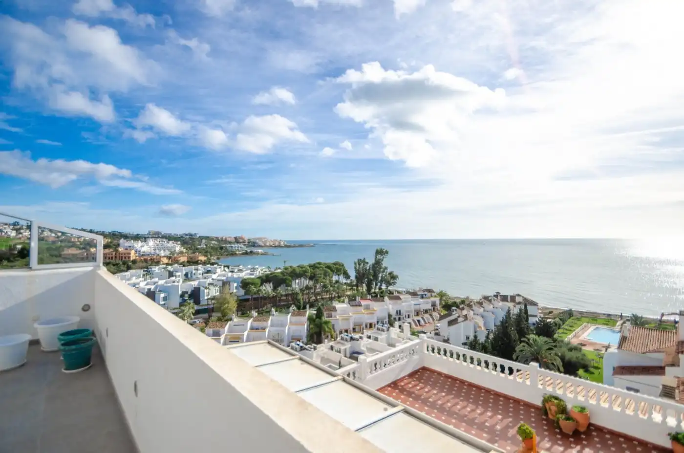 Vista exterior de Àtic en venda en Estepona amb Aire condicionat, Jardí privat i Terrassa